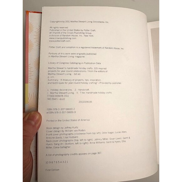 Martha Stewarts Handmade Holiday Crafts Book 225 Projects Year-Round 1st Ed - Picture 6 of 11